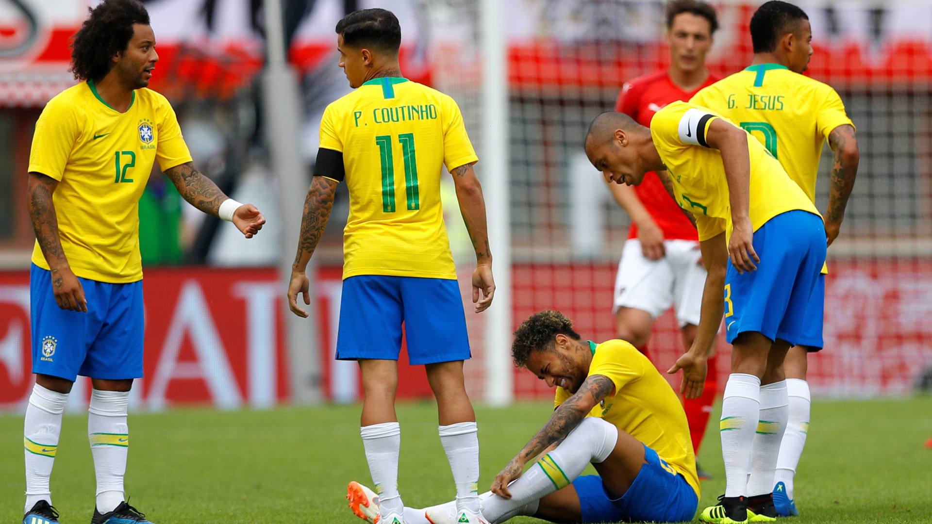 Neymar leva pancada logo aos três minutos de jogo e assusta