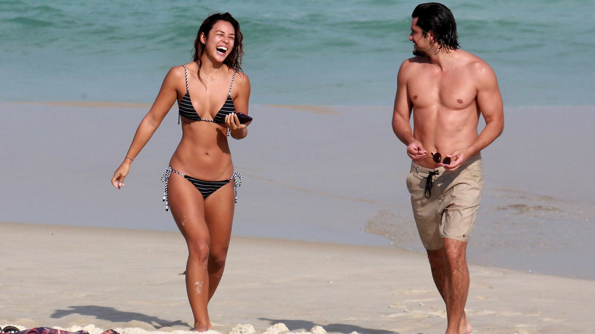 Bruno Gissoni e Yanna Lavigne namoram e exibem corpos sarados na praia
