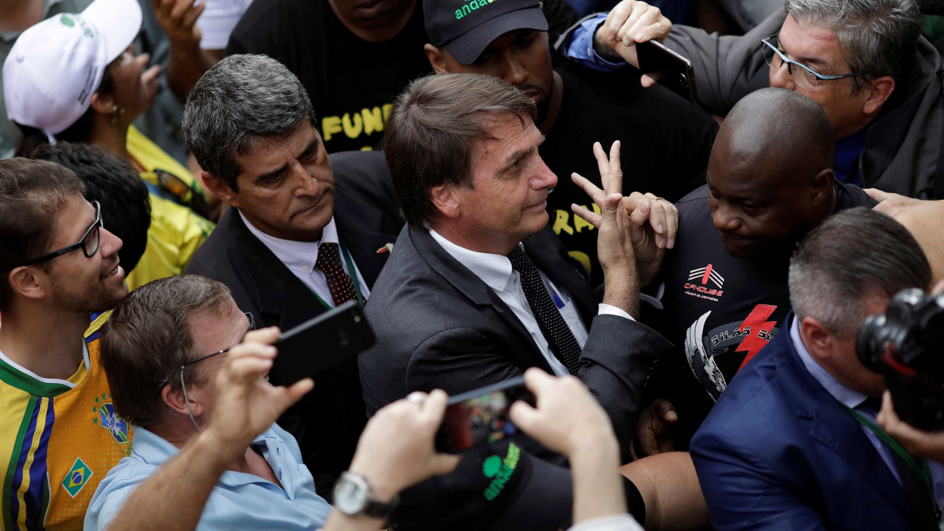 No Rio, Bolsonaro diz ter reservas à privatização da Eletrobras