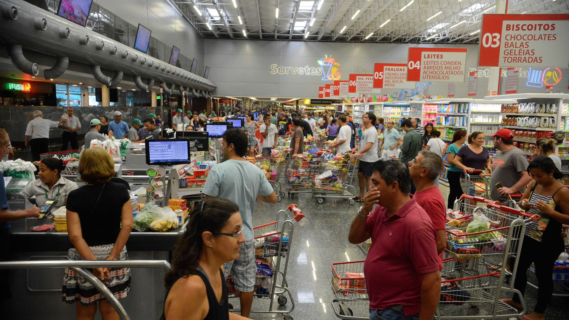 Vendas de supermercados caem em abril, diz Abras