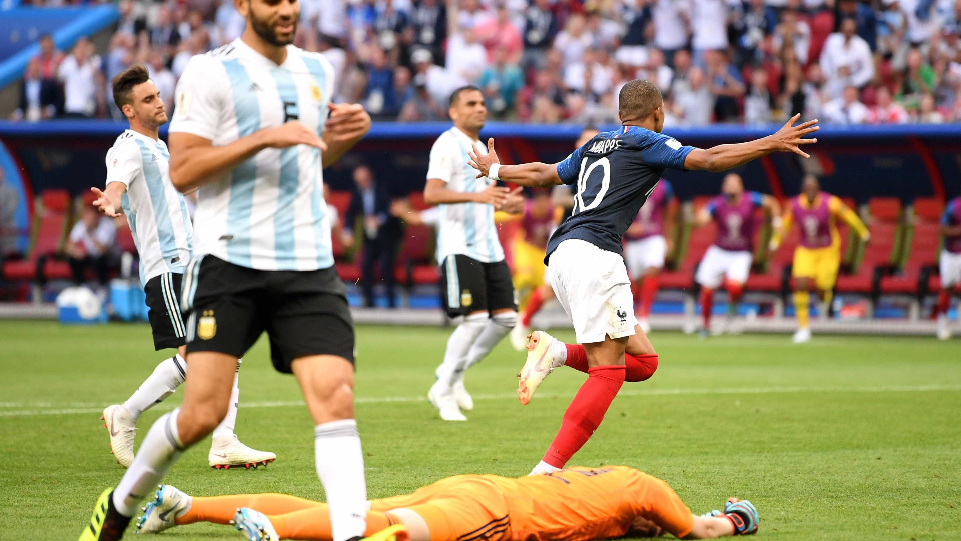 Mbappé destrói Argentina e coloca França nas quartas de final