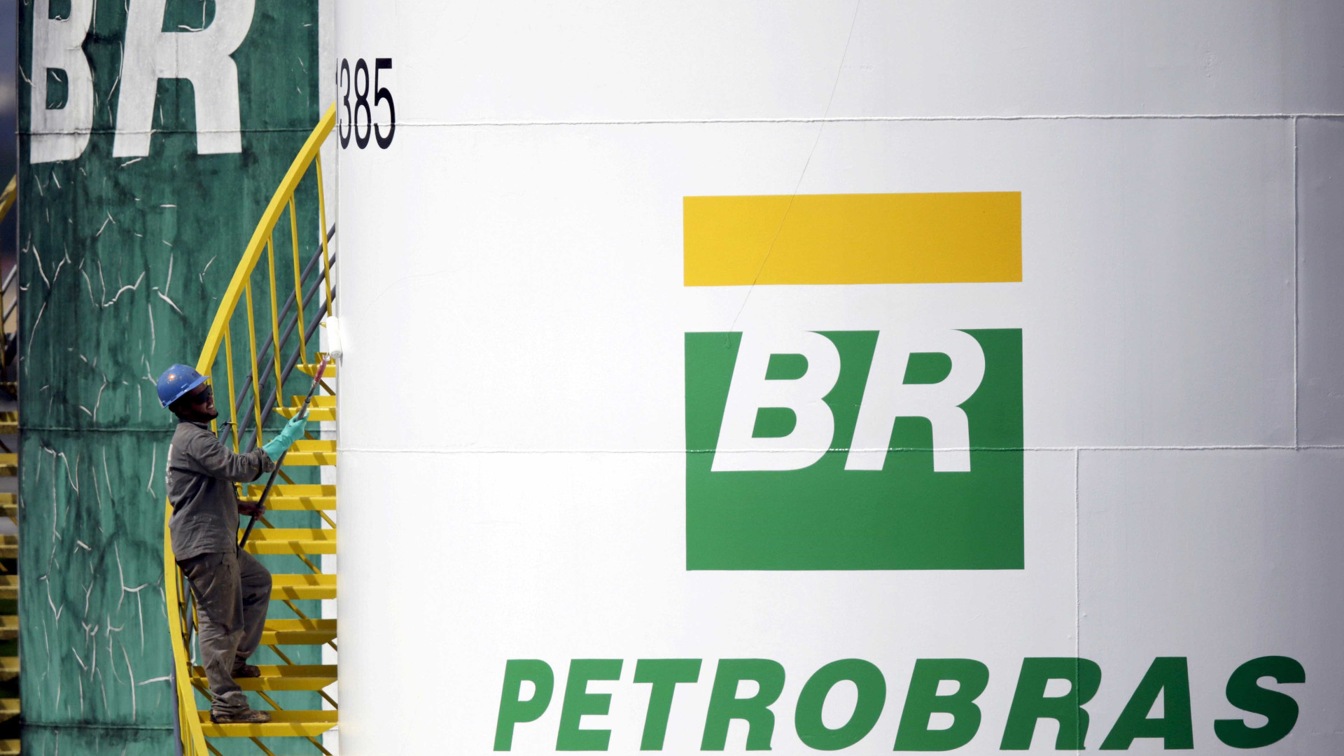 Petrobras sobe 8% e ajuda a puxar Bolsa; dólar cai para R$ 3,74