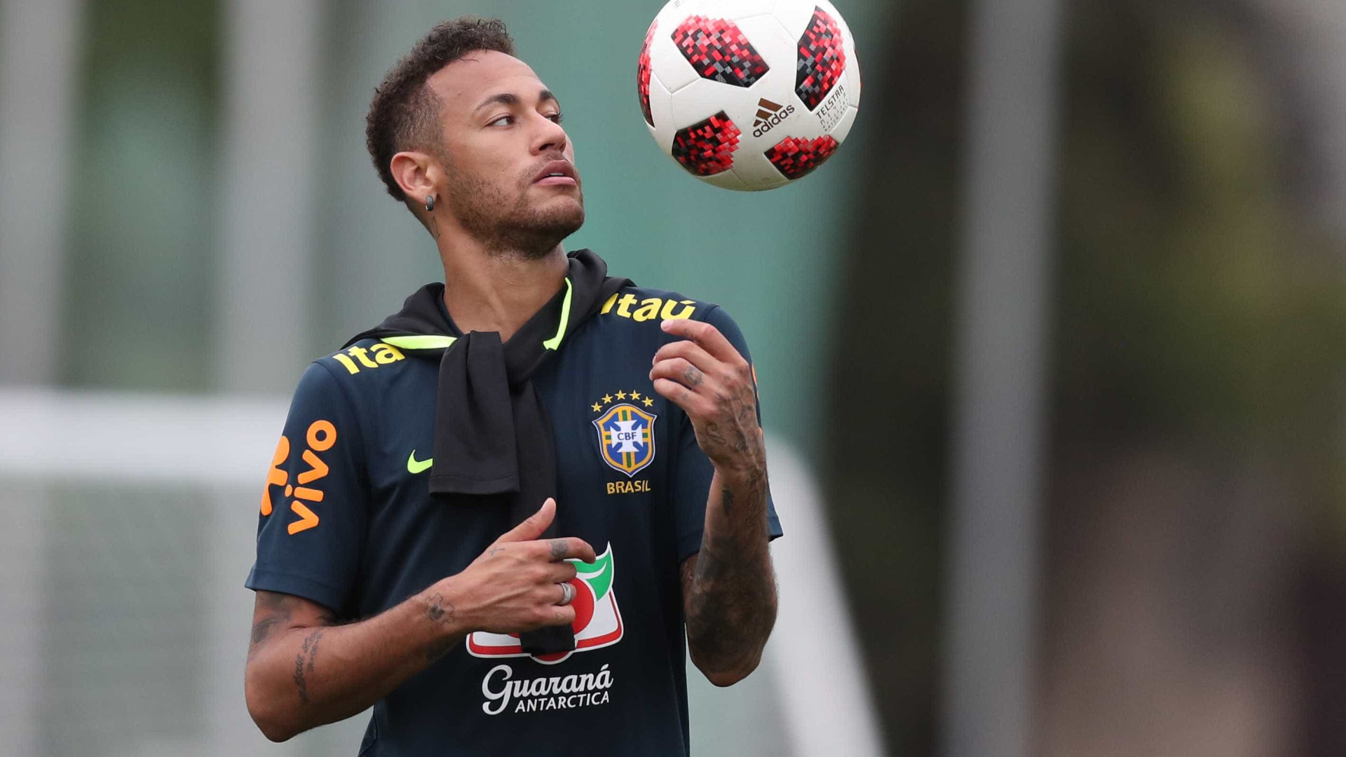 Tite reduz rodízio de capitães e não deve dar braçadeira a Neymar