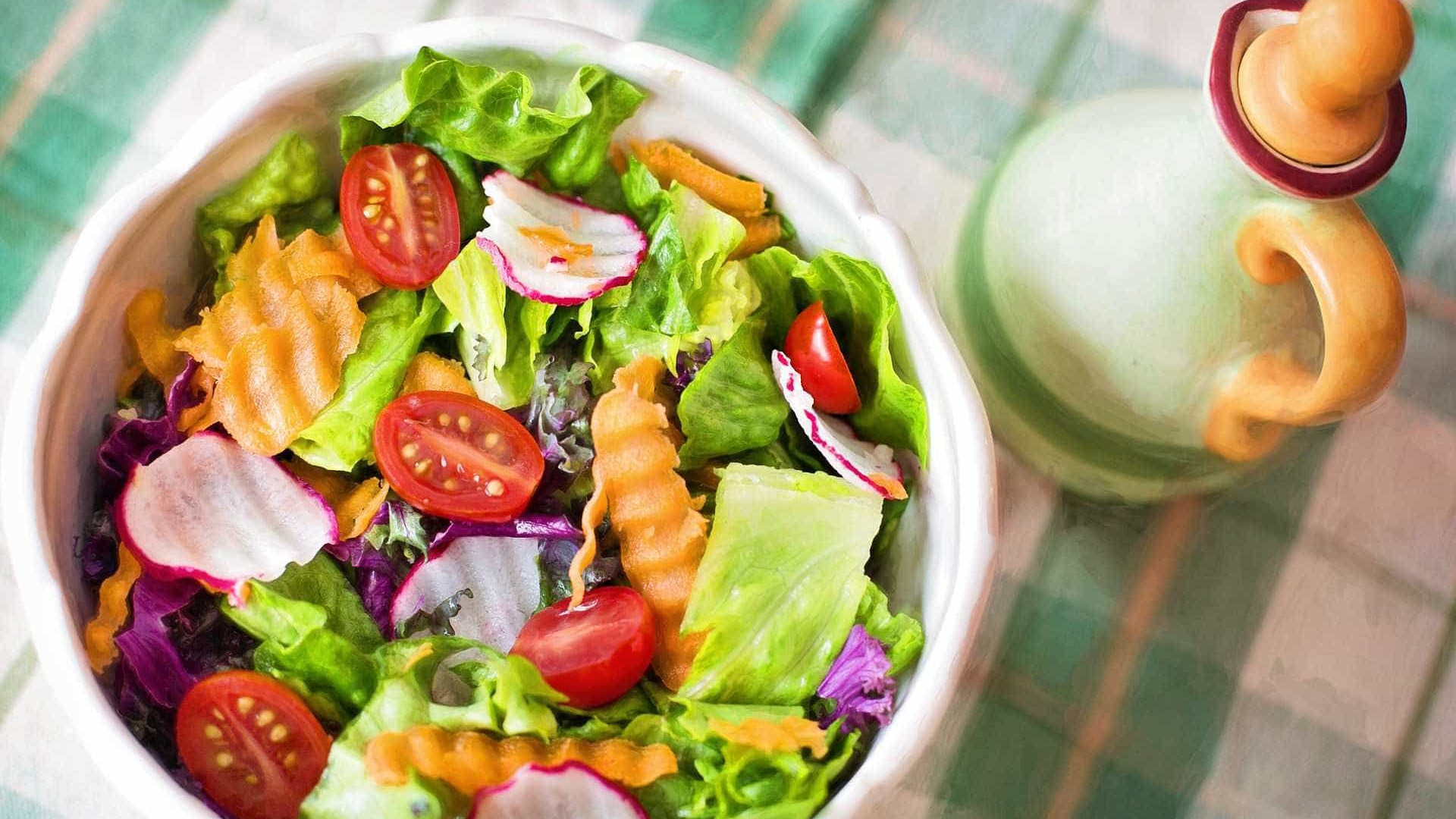 Pesquisa revela contaminação em 90% das saladas prontas para consumo