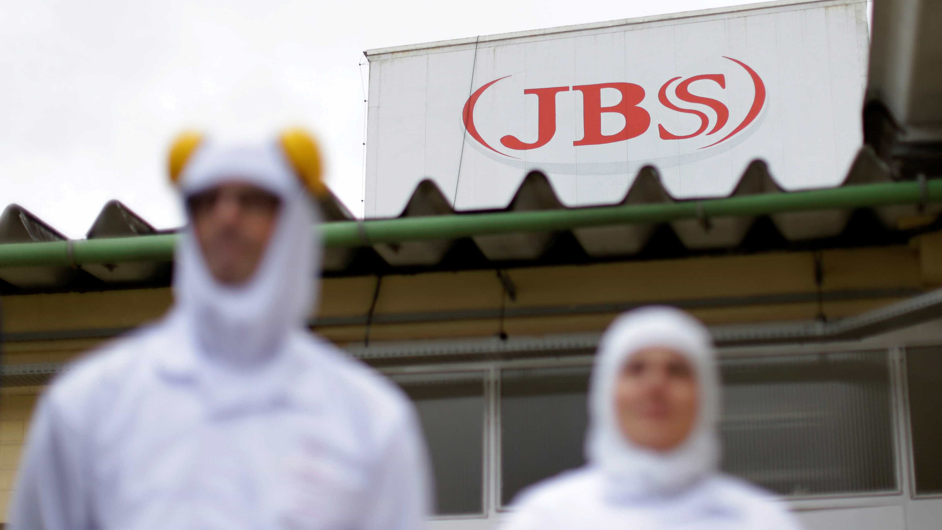 JBS suspende contrato com fornecedora após maus-tratos a porcos