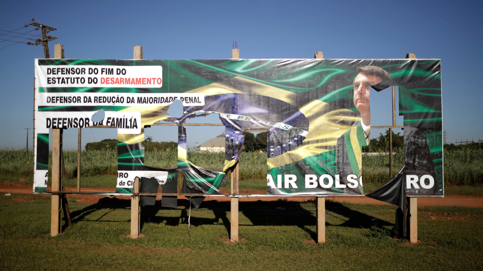 Bolsonaro é beneficiado por brecha na lei e espalha outdoors pelo país