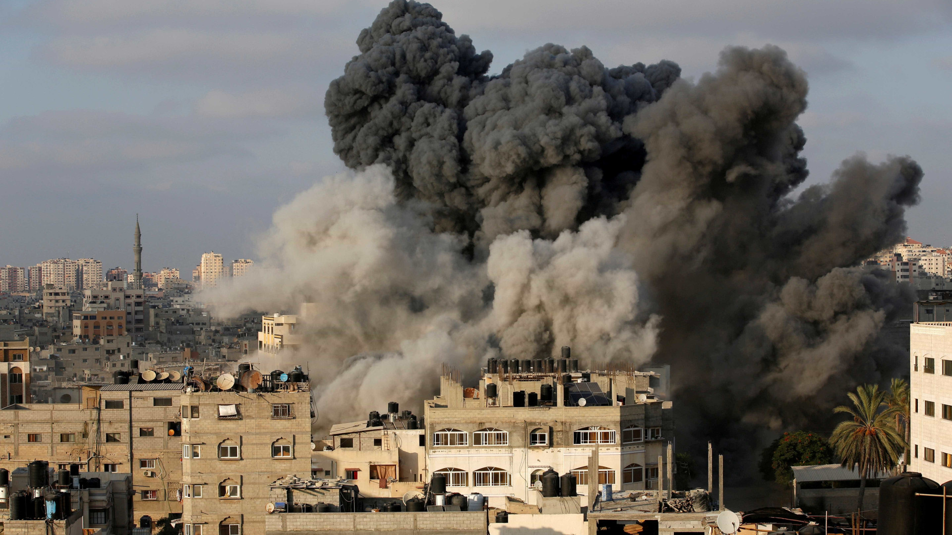 Ataque mata 3 e fere dezenas na Faixa de Gaza