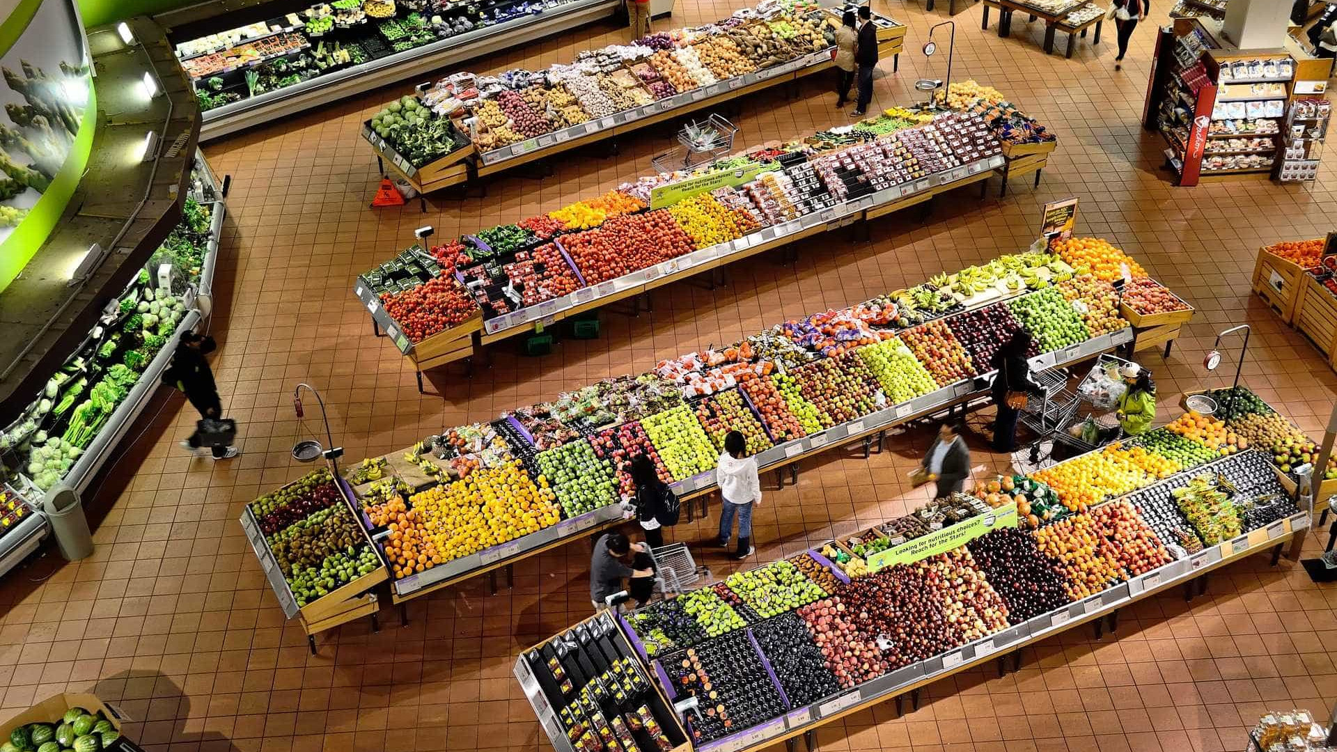 Supermercados desperdiçam R$ 3,9 bi em alimentos por ano, diz Abras
