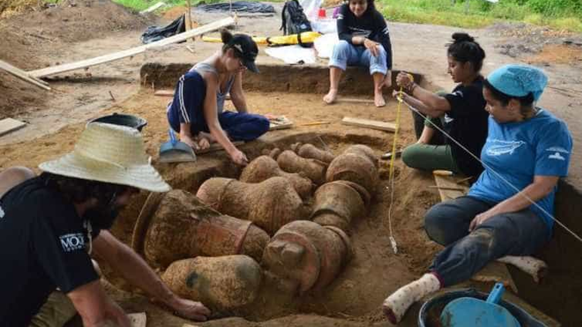 Urnas funerárias indígenas de 500 anos são encontradas intactas