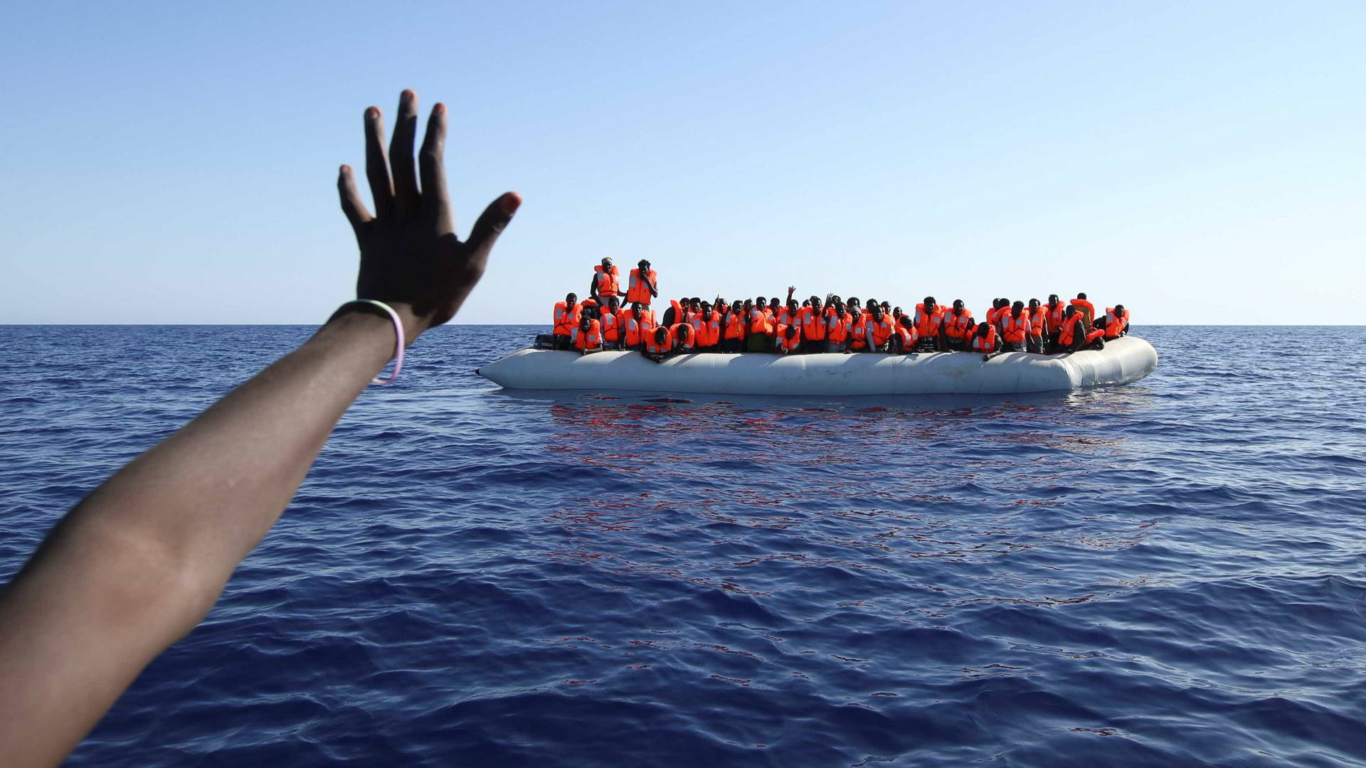 Espanha resgata embarcação com 400 pessoas que tentavam chegar ao país