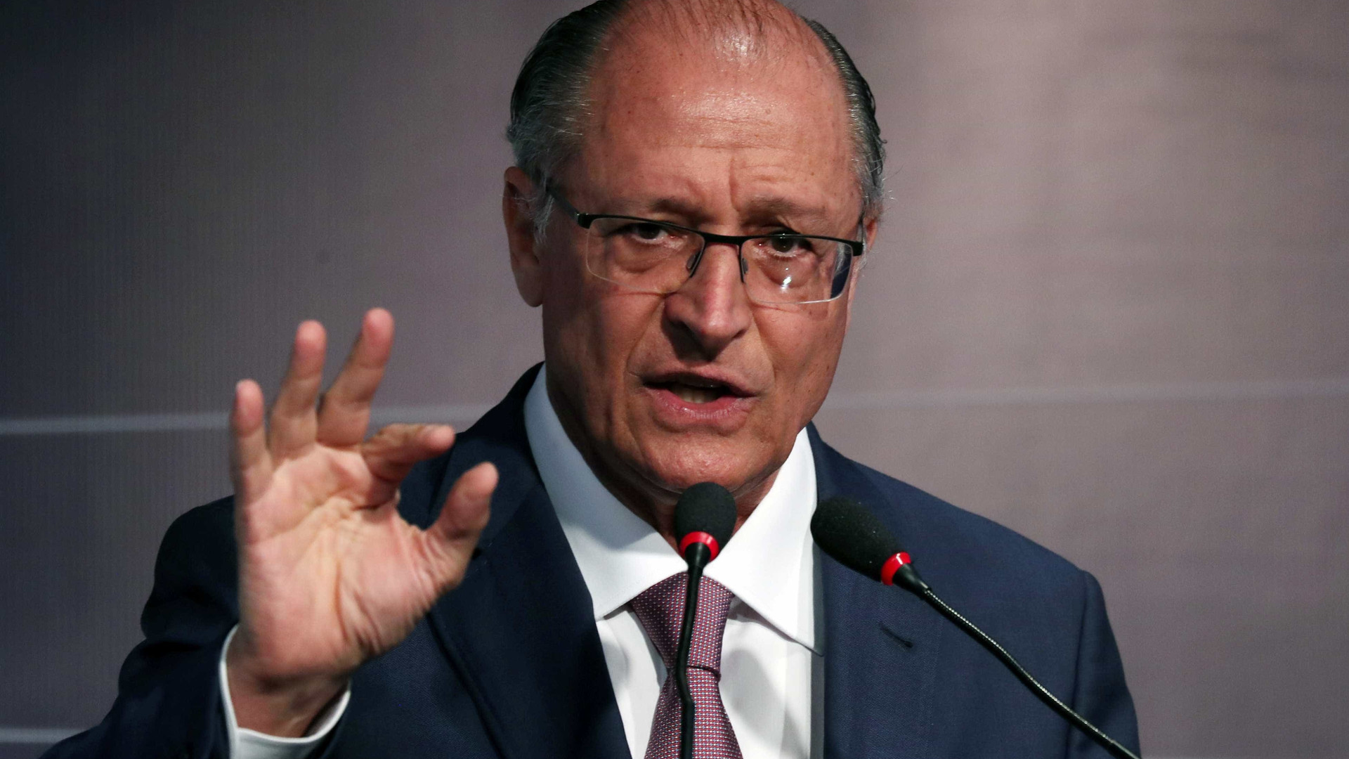Alckmin crítica PT por 'esconder' candidato: 'Enganação vergonhosa'