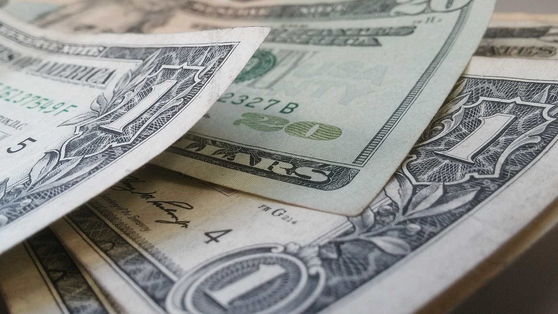 Dólar opera em alta, próximo de R$ 4,17