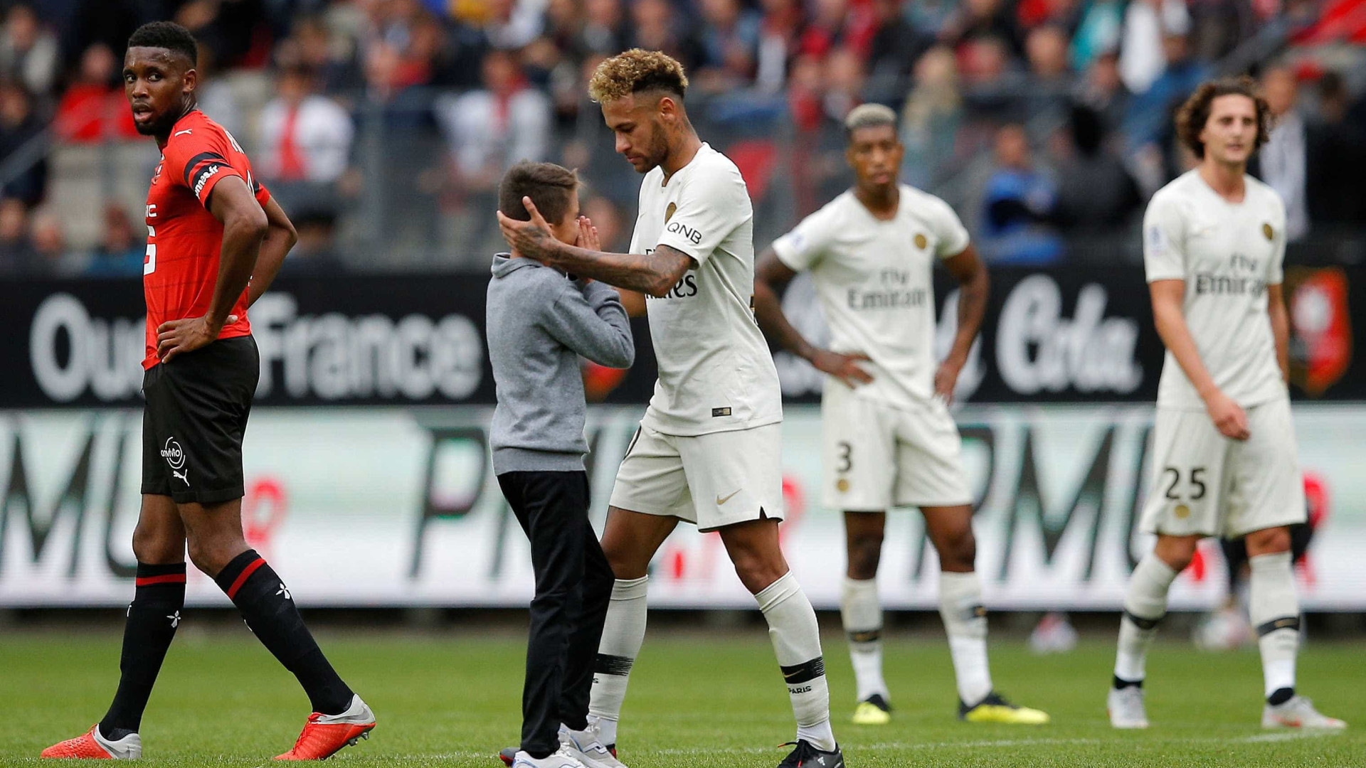 Garoto invade campo, abraça Neymar e ganha camisa do craque; vídeo