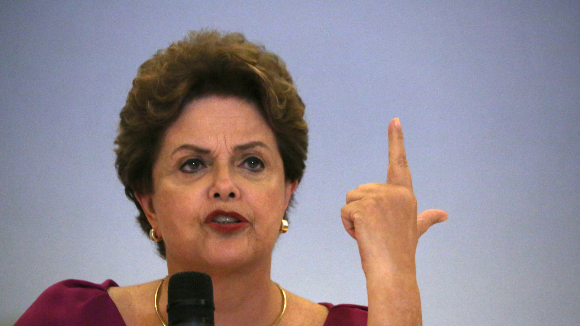Dilma sobe o tom contra Bolsonaro e diz que 'o coiso é a barbárie'