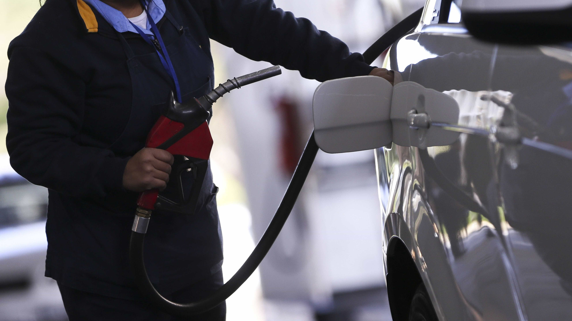 Preço da gasolina nas refinarias é mantido na máxima de R$ 2,2514
