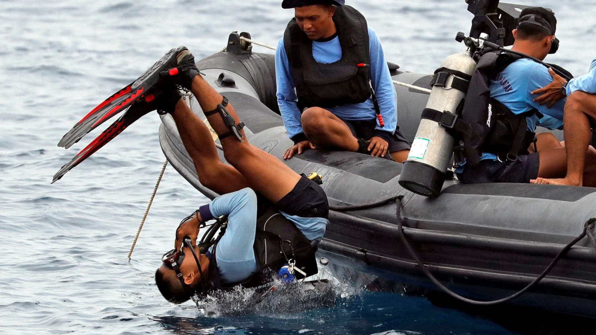 Indonésia envia mergulhadores em busca de caixas-pretas de avião no mar