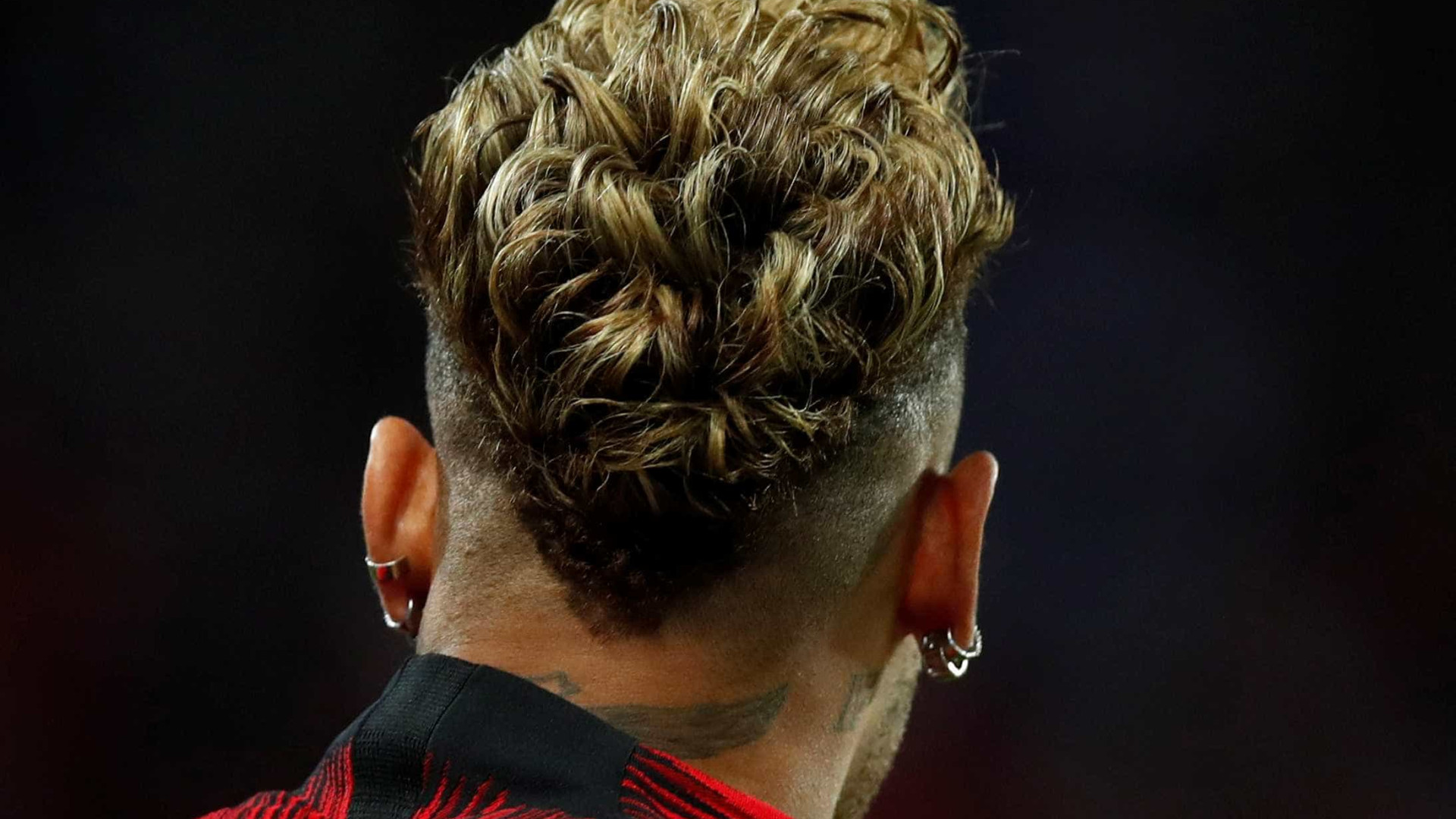 Neymar muda visual e adota ‘bigodón’ estiloso; confira