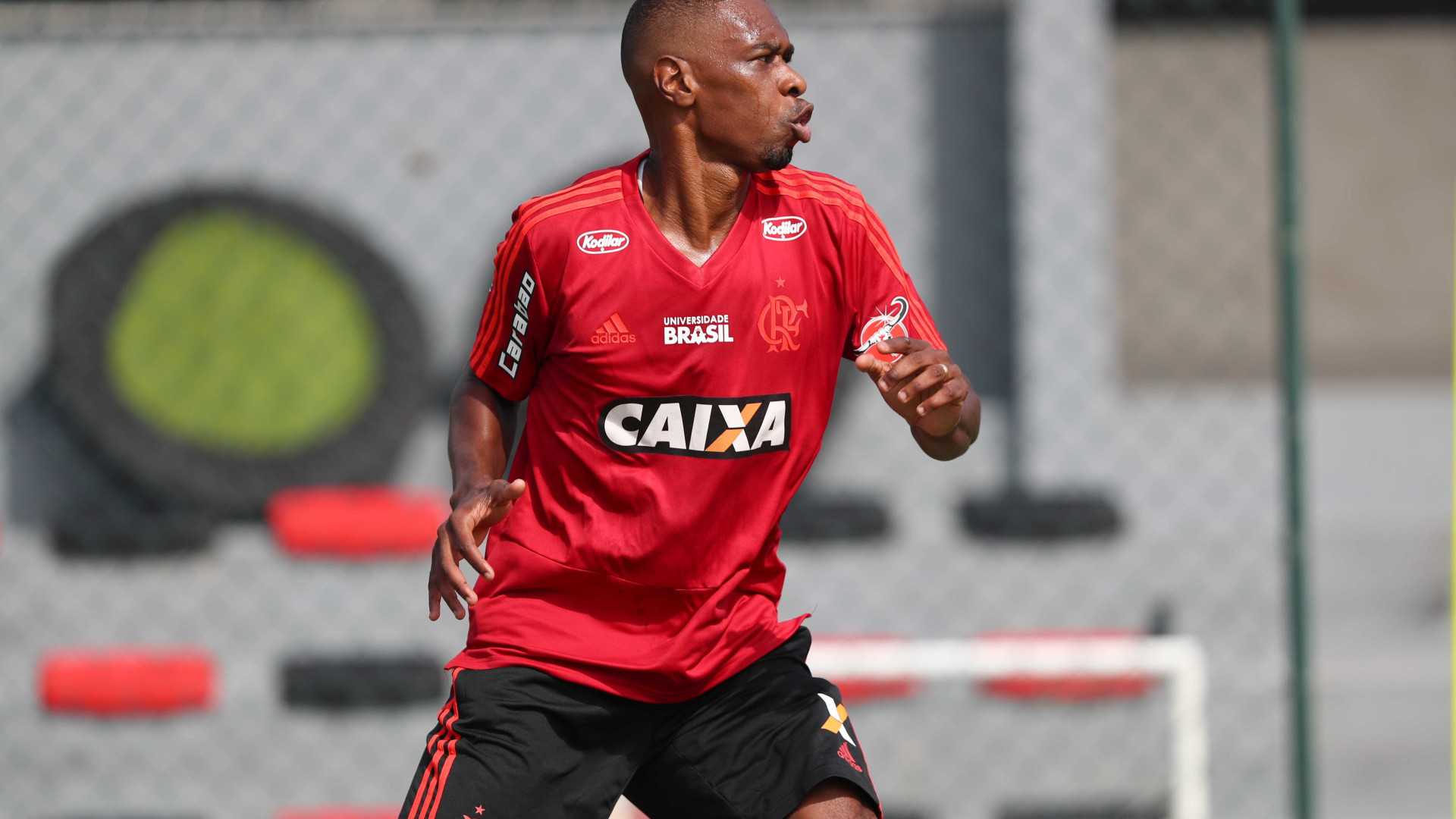 Flamengo renova contrato de lesionado Juan por jogo de despedida