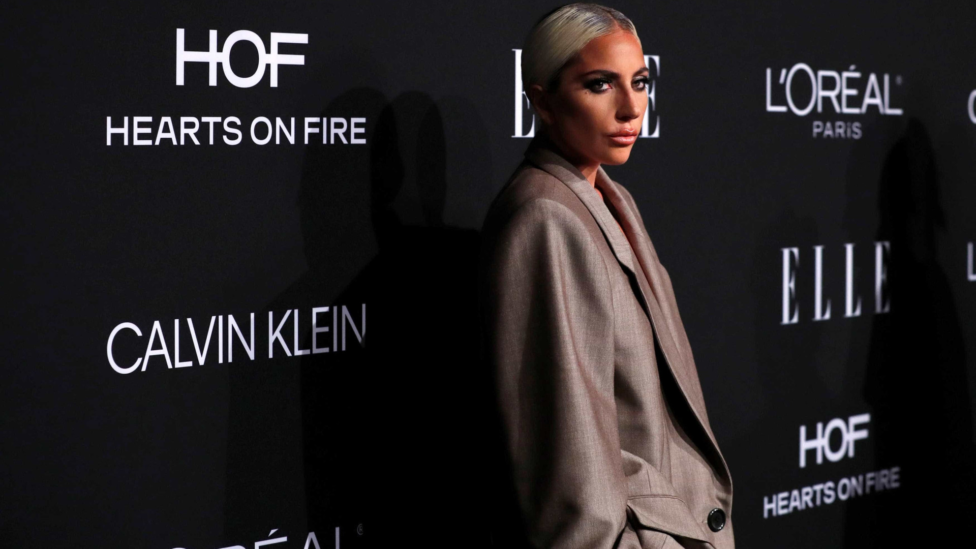 Lady Gaga anuncia noivado com agente durante evento nos EUA