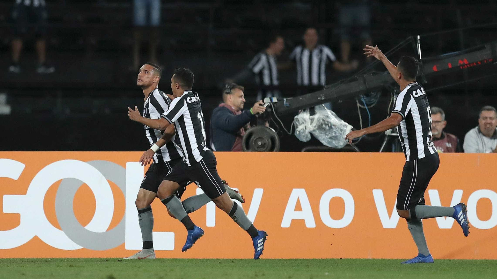 Botafogo vence em Chapecó e se distancia do rebaixamento