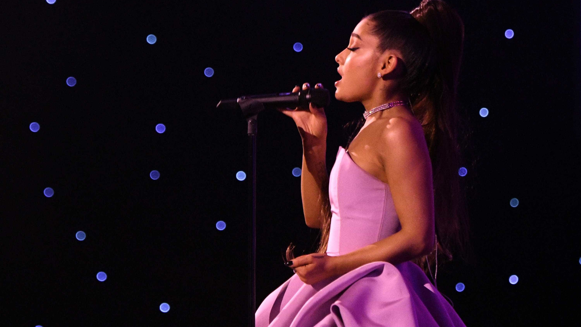 Ariana Grande desiste de pausa na carreira e promete disco em breve