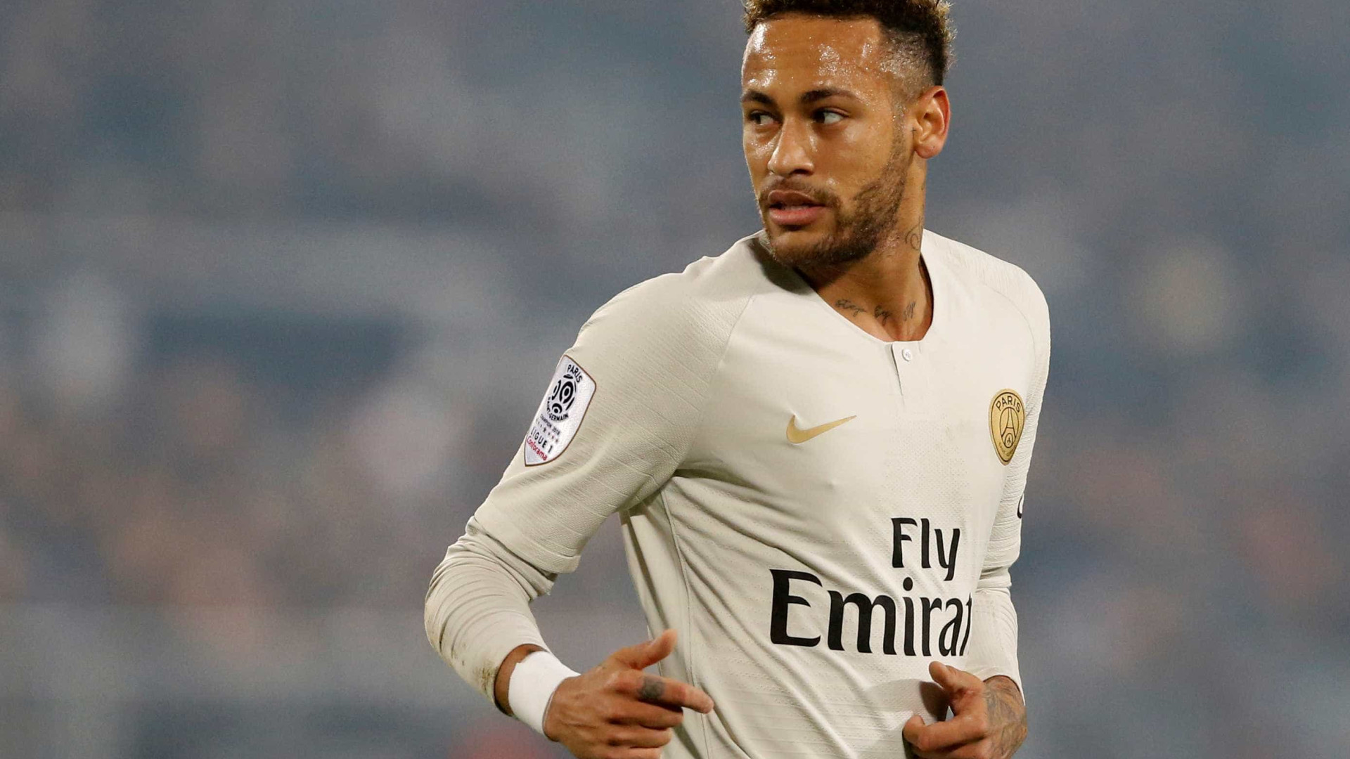'Milionário, famoso e bonito', declara jogador sobre Neymar