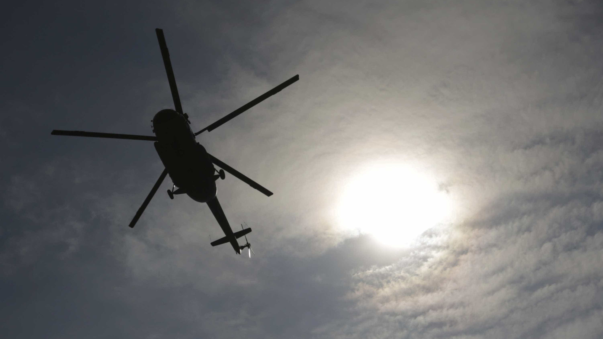 Polícia pousa de helicóptero em avenida do RJ para fazer prisão