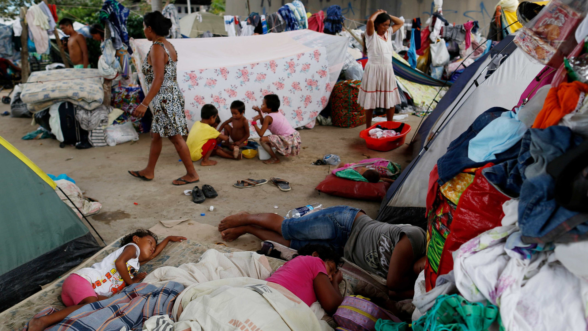 Índios venezuelanos em Boa Vista sofrem com superlotação e crack