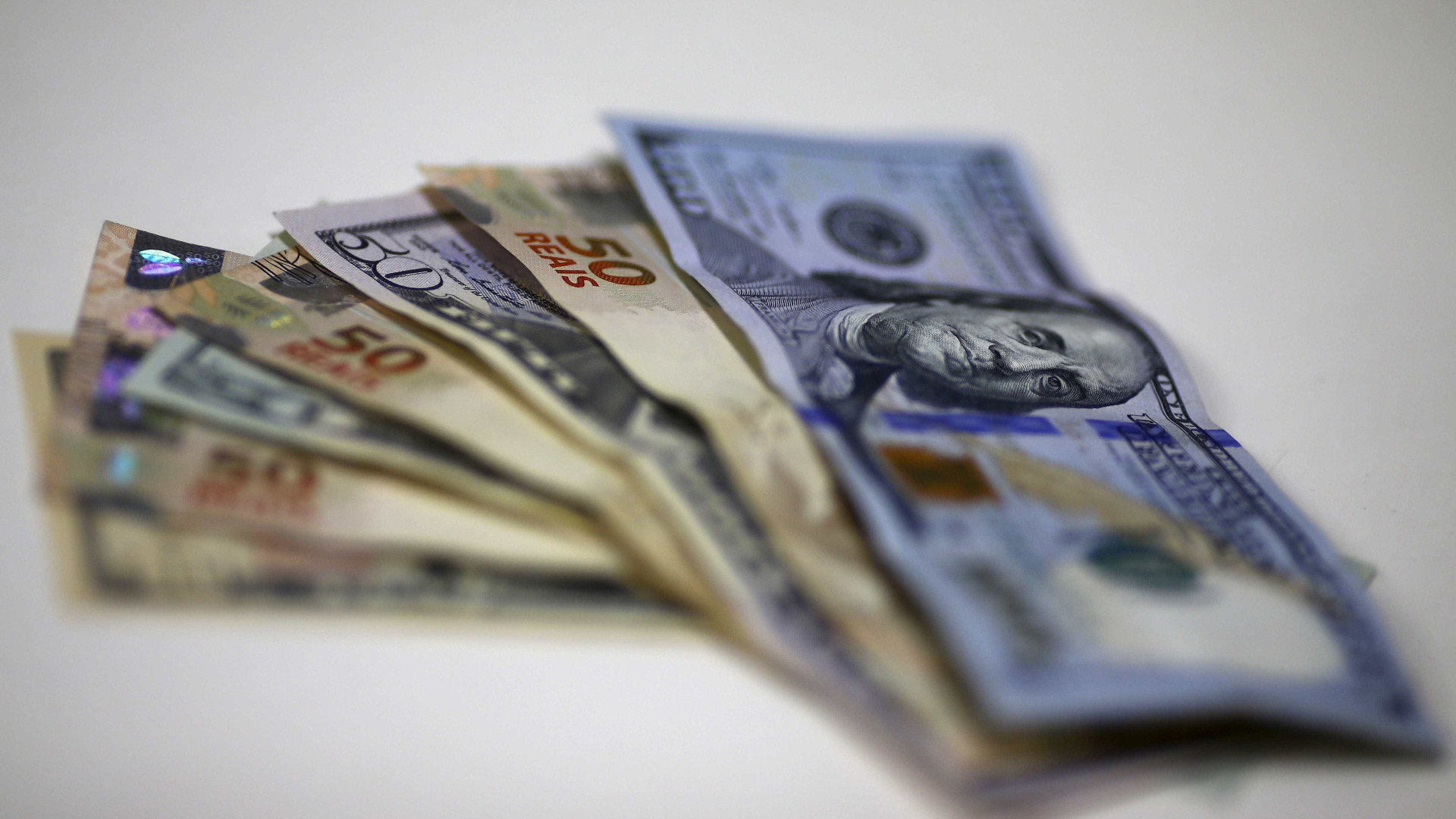 Dólar recua com trégua no exterior e fecha a R$ 3,85