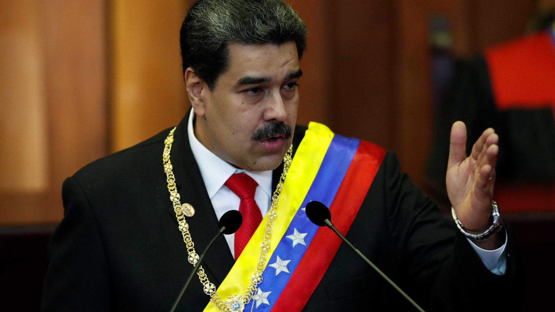 Maduro toma posse, acusa oposição e chama Bolsonaro de fascista
