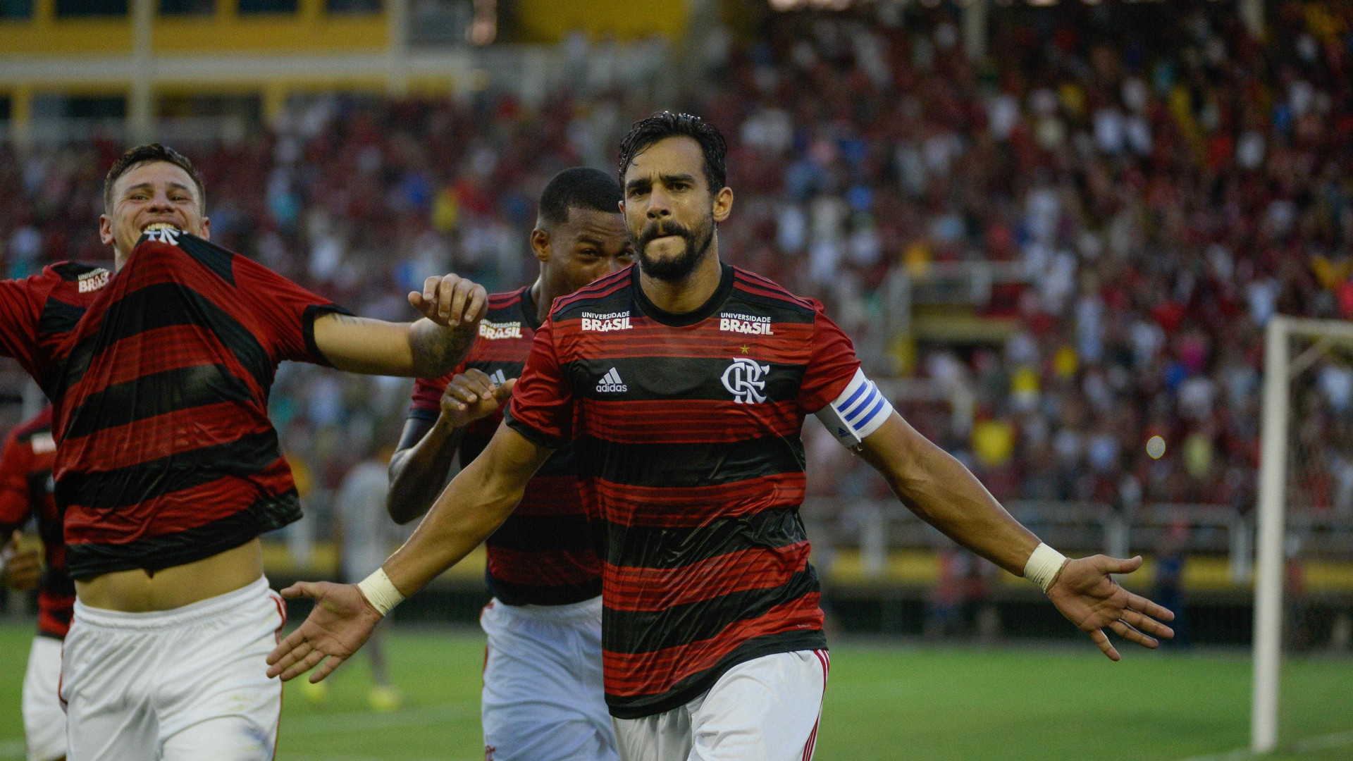 Em noite de estreias, Henrique Dourado salva o Flamengo de derrota