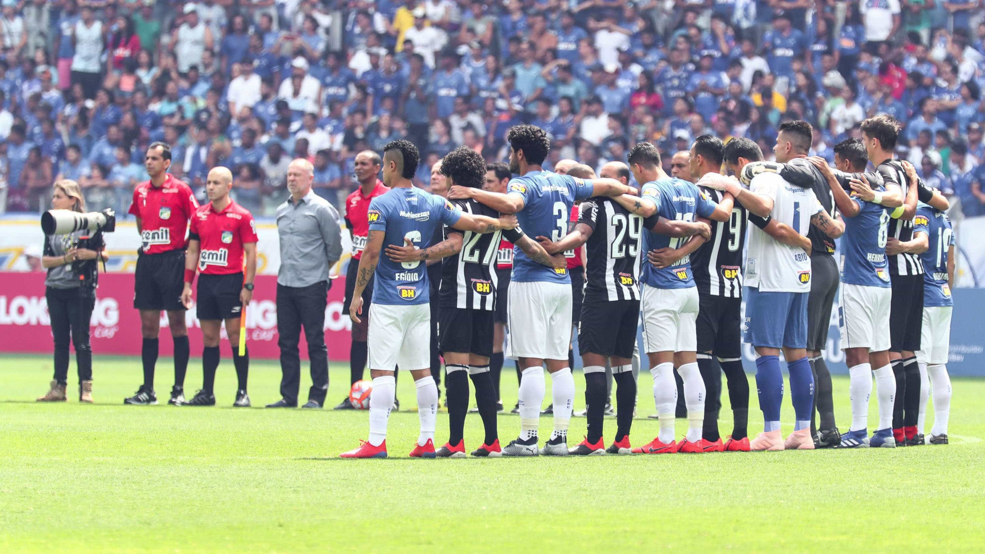 Cruzeiro e Atlético empatam em jogo com árbitro lesionado e expulsões