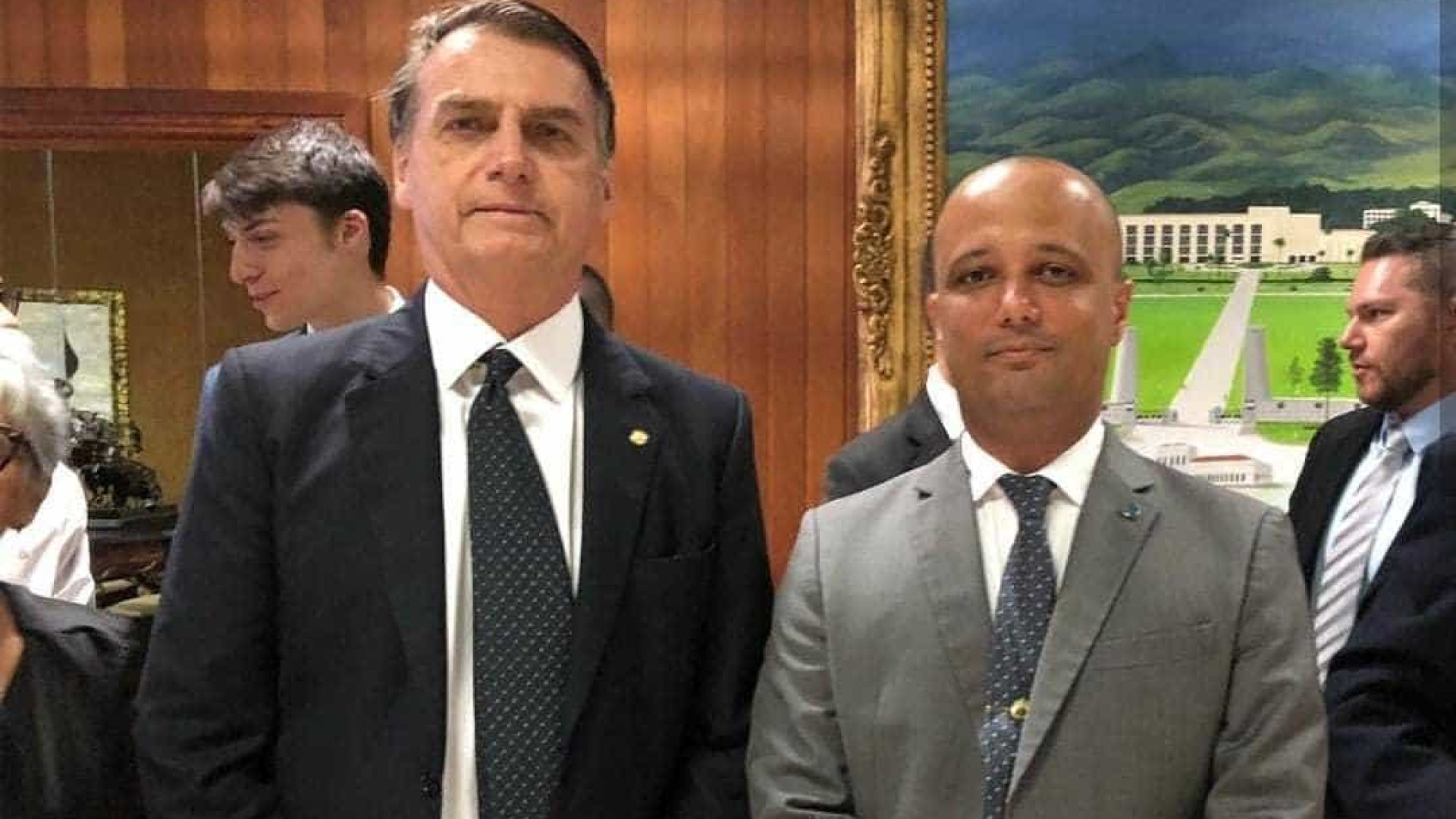 Bolsonaro anuncia Major Vitor Hugo como líder do governo na Câmara