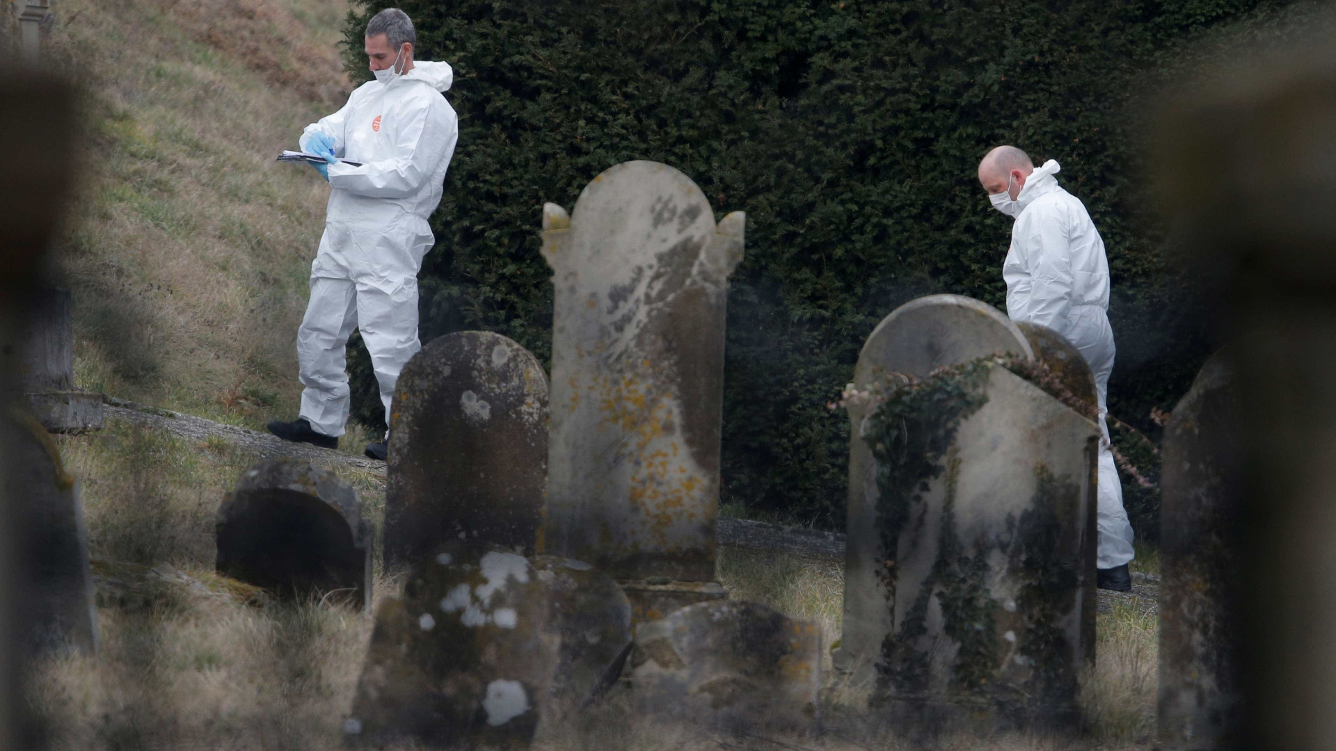 Túmulos de cemitério judaico na França são vandalizados com suásticas