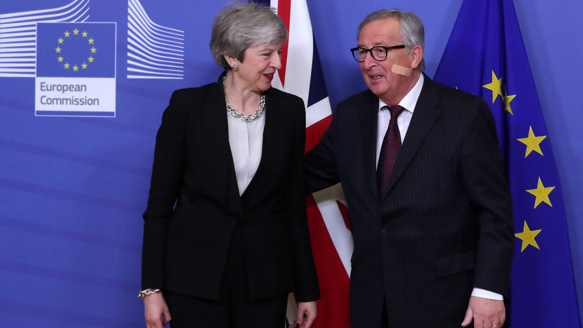 May vê progresso após nova reunião com Juncker sobre 'Brexit'