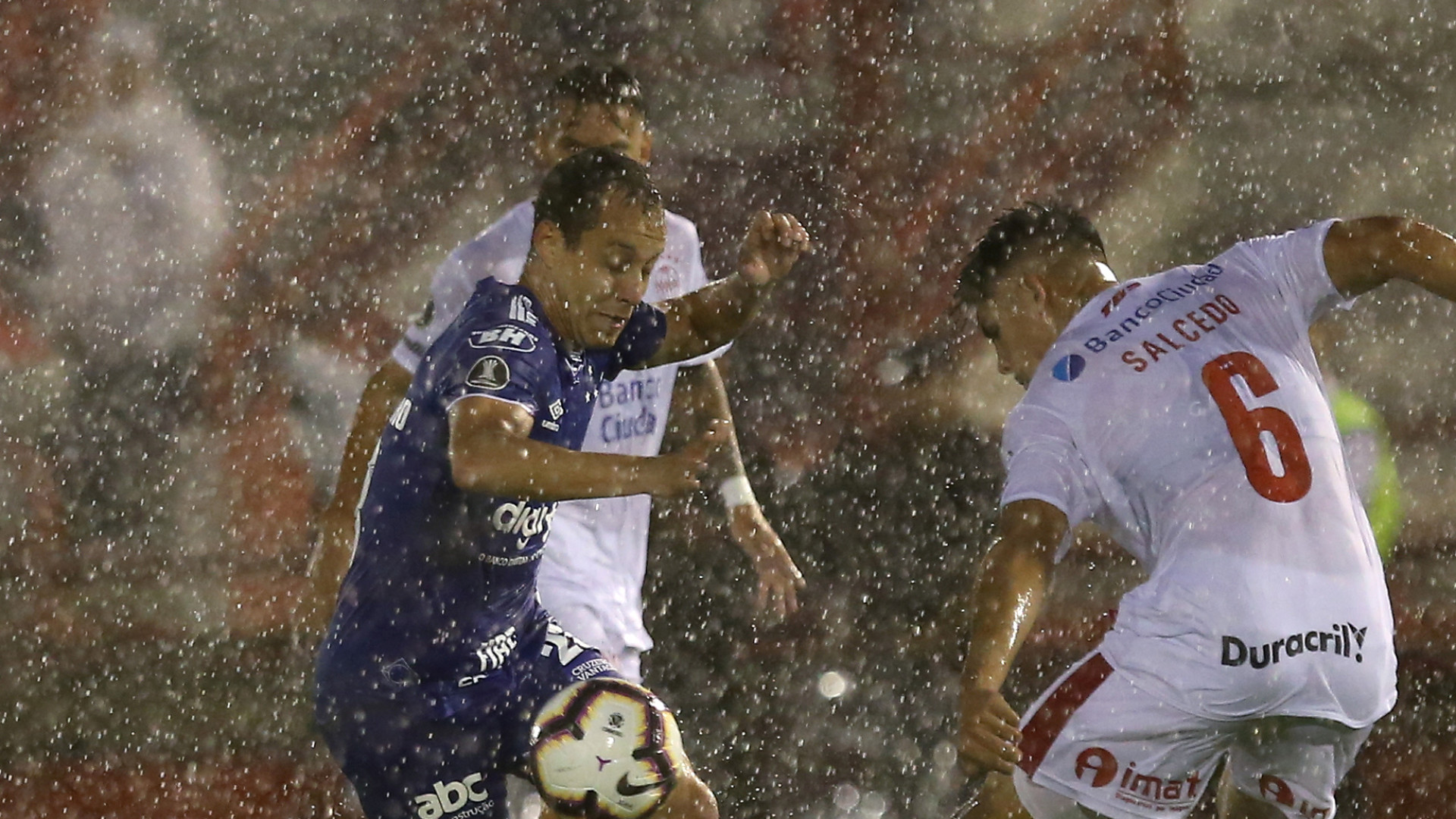 Em estreia na Libertadores, Cruzeiro bate Huracán