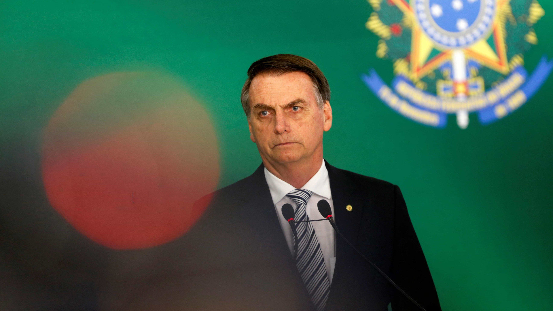 Bolsonaro melhora, tira sonda e dreno e retoma despachos no hospital
