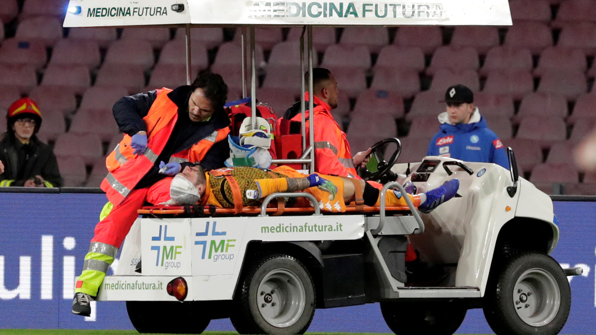 Após desmaio em campo, goleiro David Ospina tem alta de hospital