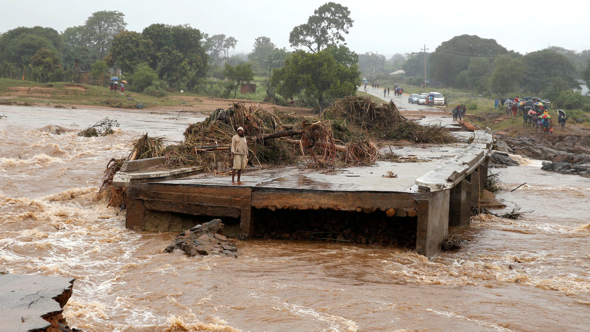 Mortes por ciclone em Moçambique podem passar de mil, diz presidente