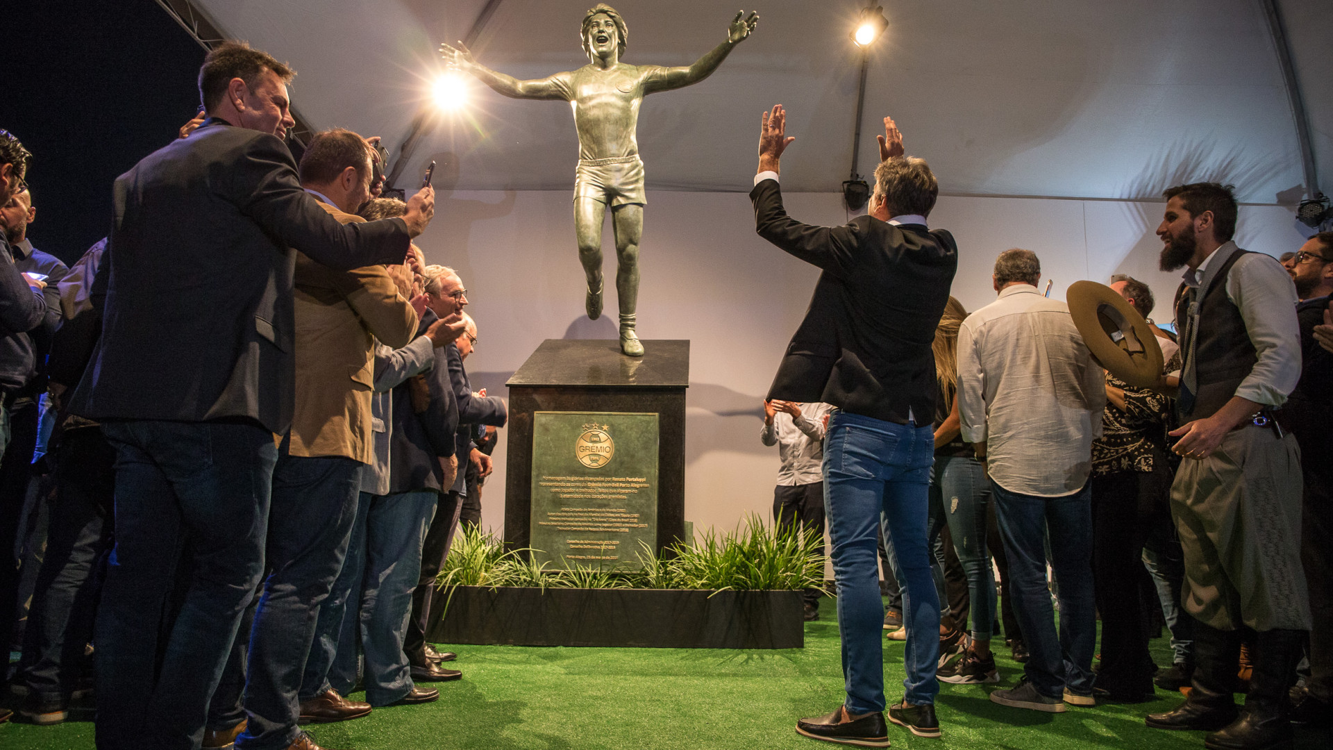 Grêmio inaugura estátua de Renato em clima de jogo na Arena