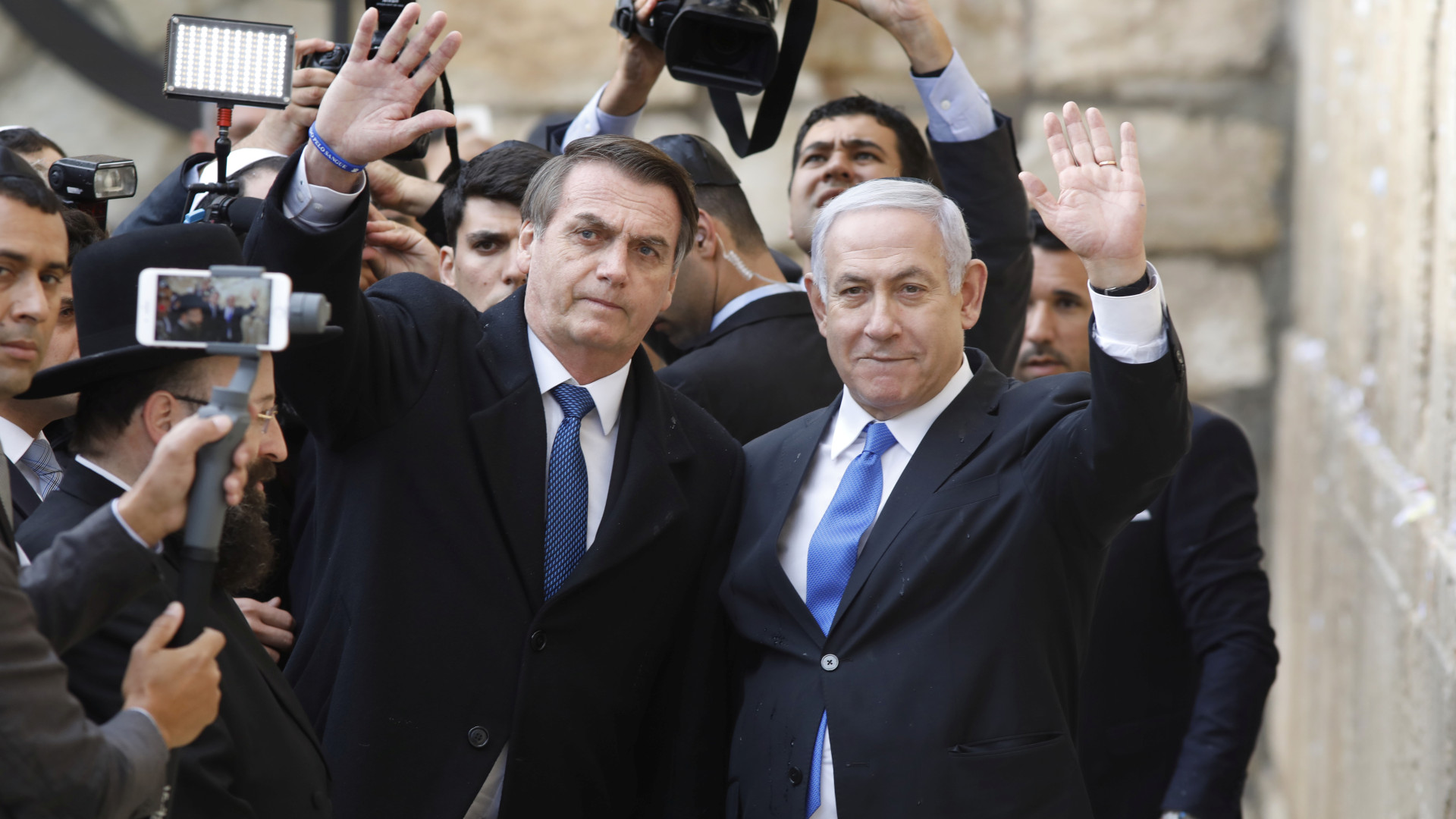 Bolsonaro vai a Muro das Lamentações com Netanyahu e faz pedido a Deus