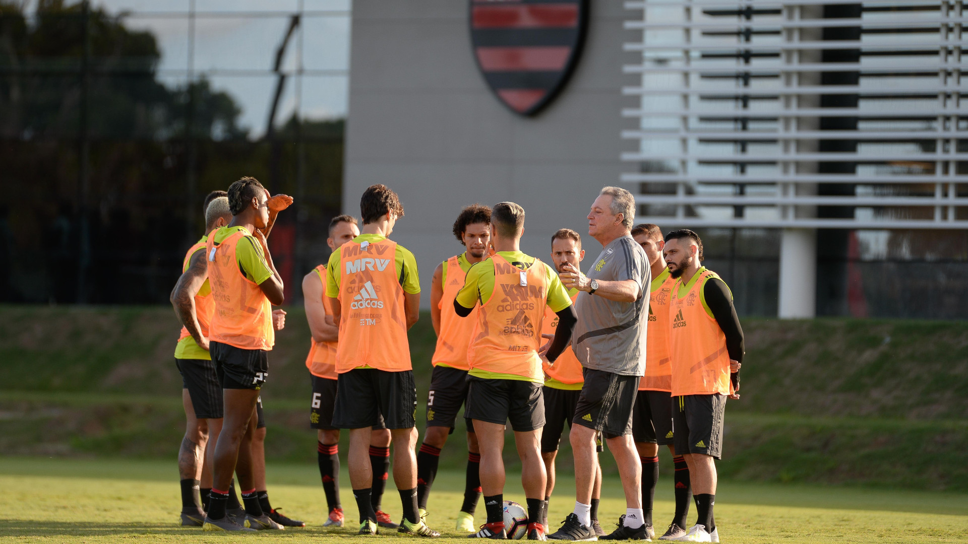 Abel volta ao Flamengo, se emociona e já projeta duelo com o Peñarol