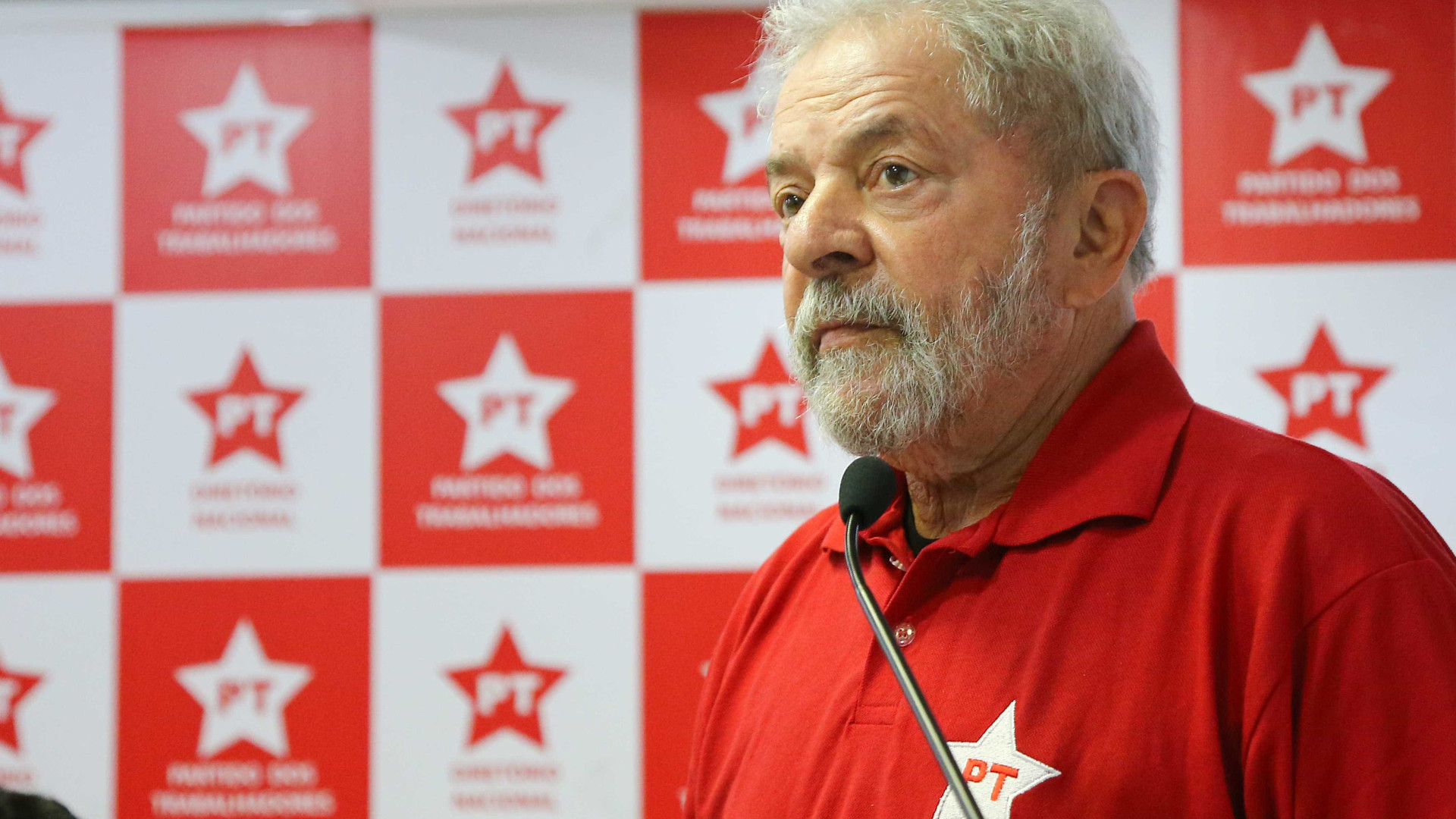 Lula consegue saída temporária da prisão e vai a velório do neto
