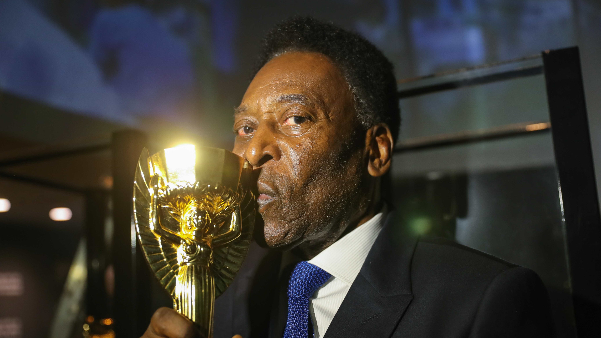 Pelé segue internado em Paris, mas estafe diz: 'Não há pressa de sair'