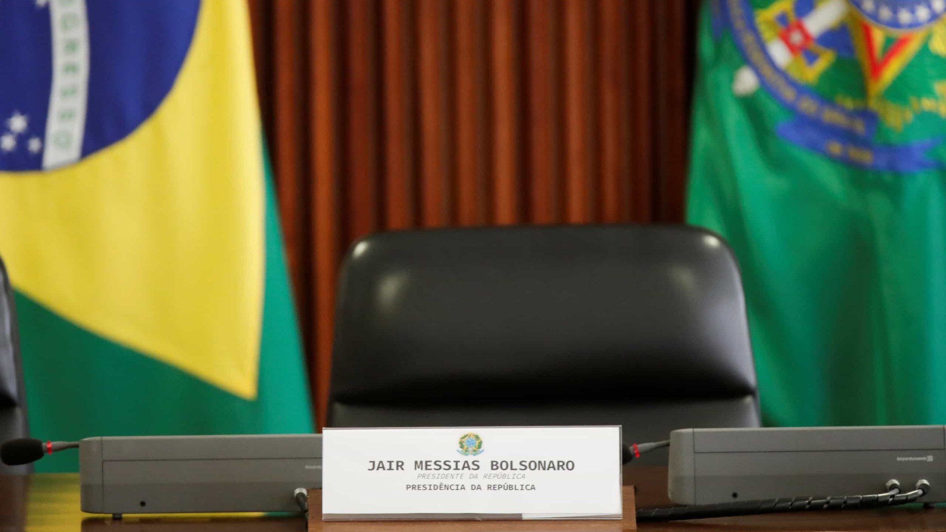 Militares temem piora da crise com Bolsonaro isolado