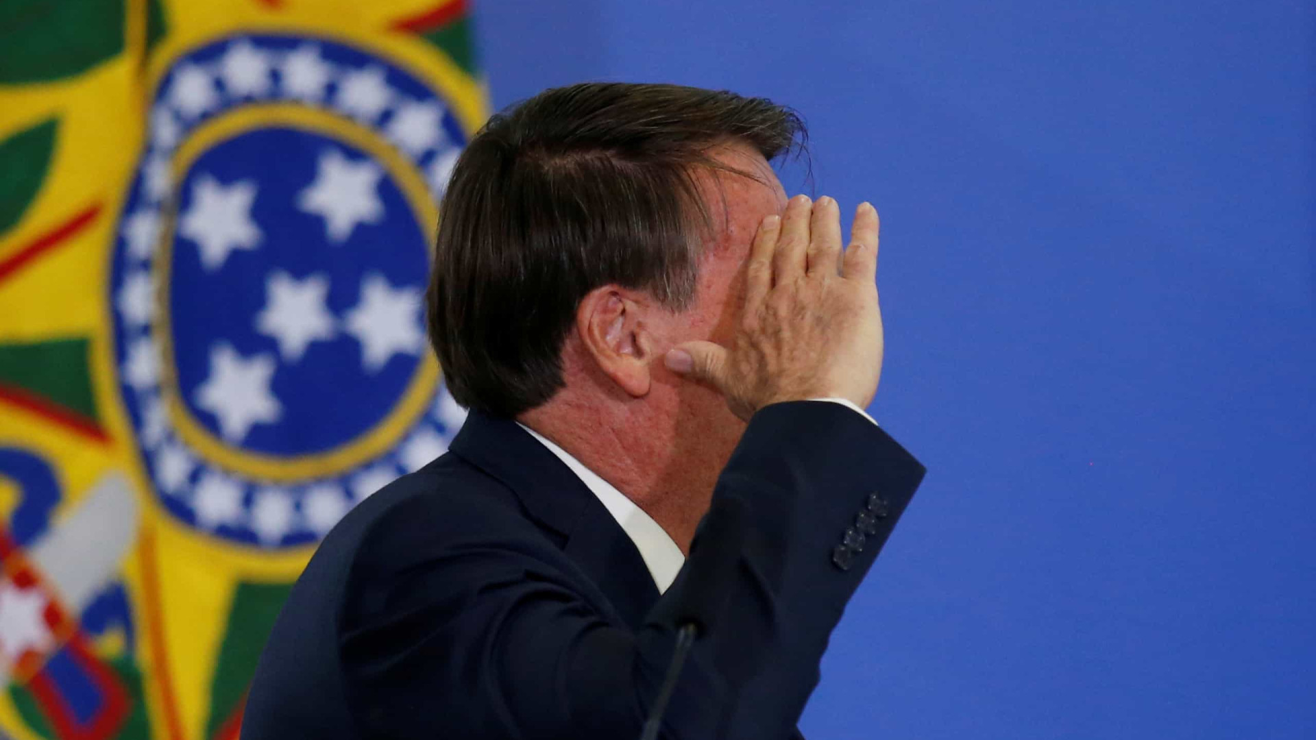 Bolsonaro diz que governadores não 'achataram curva' e questiona óbitos