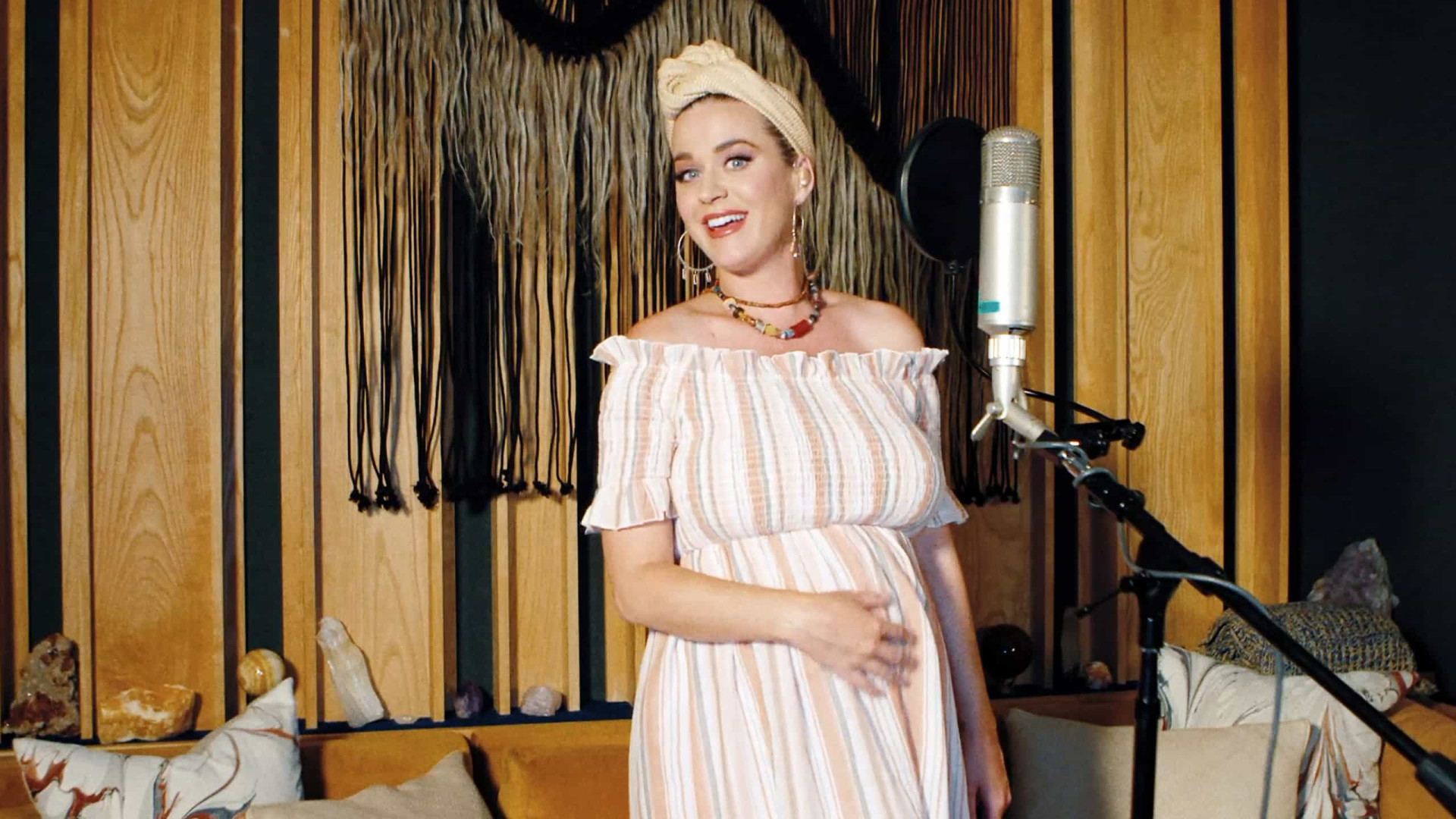 Grávida, Katy Perry aparece nua no clipe de 'Daisies', sua nova música