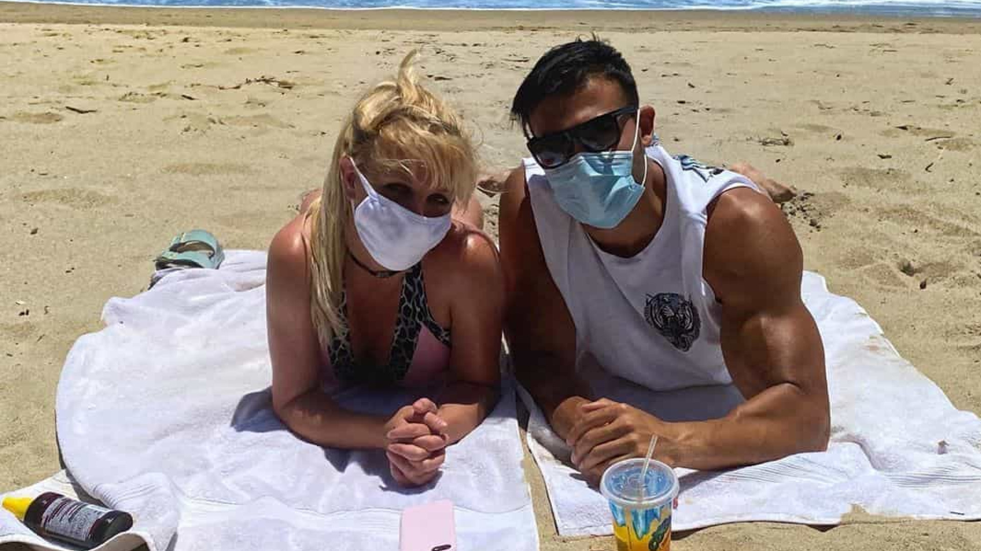 De biquíni e máscara, Britney Spears curte praia com namorado