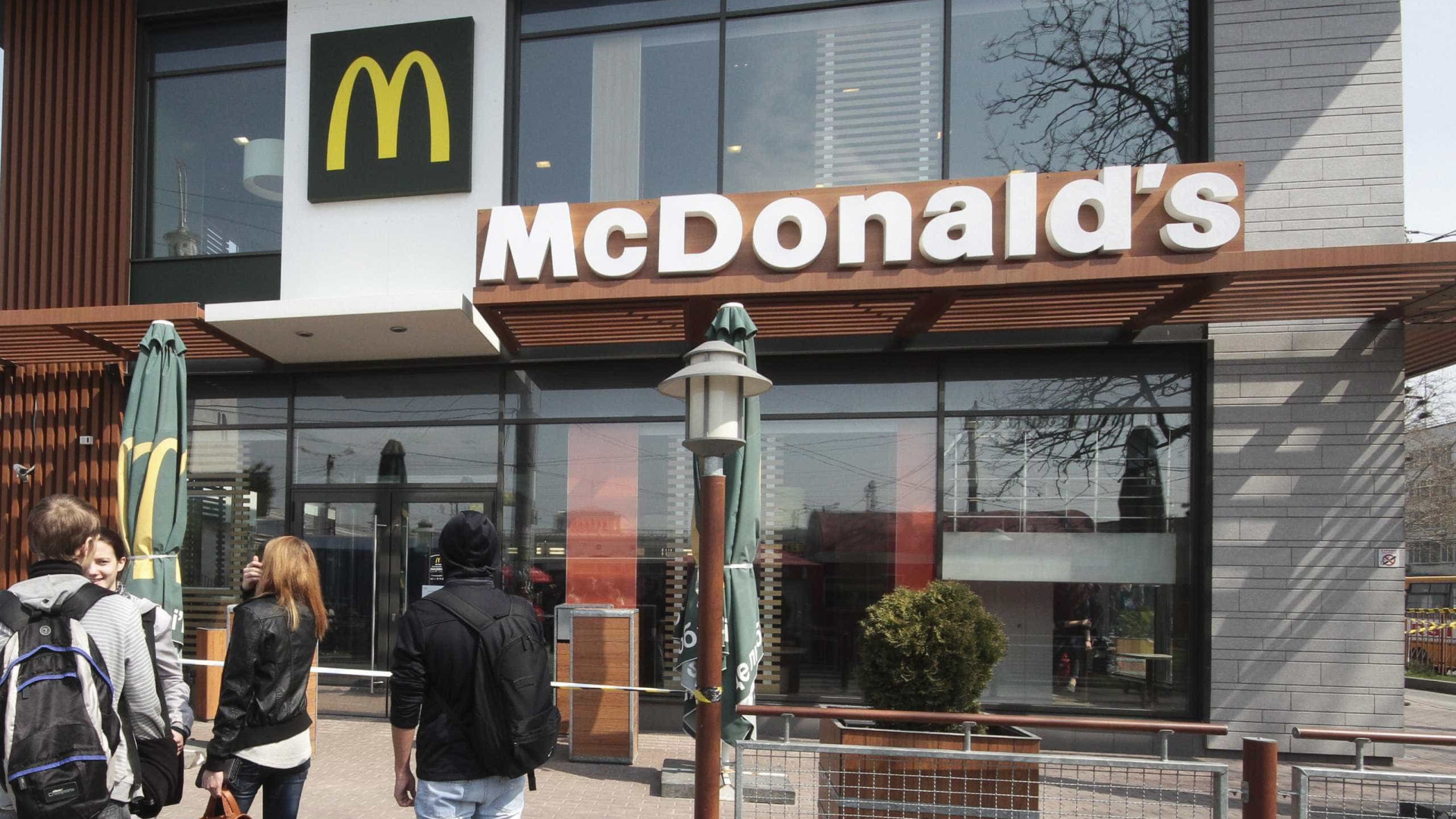 McDonald's deve reabrir com metade da capacidade e cardápio 30% menor