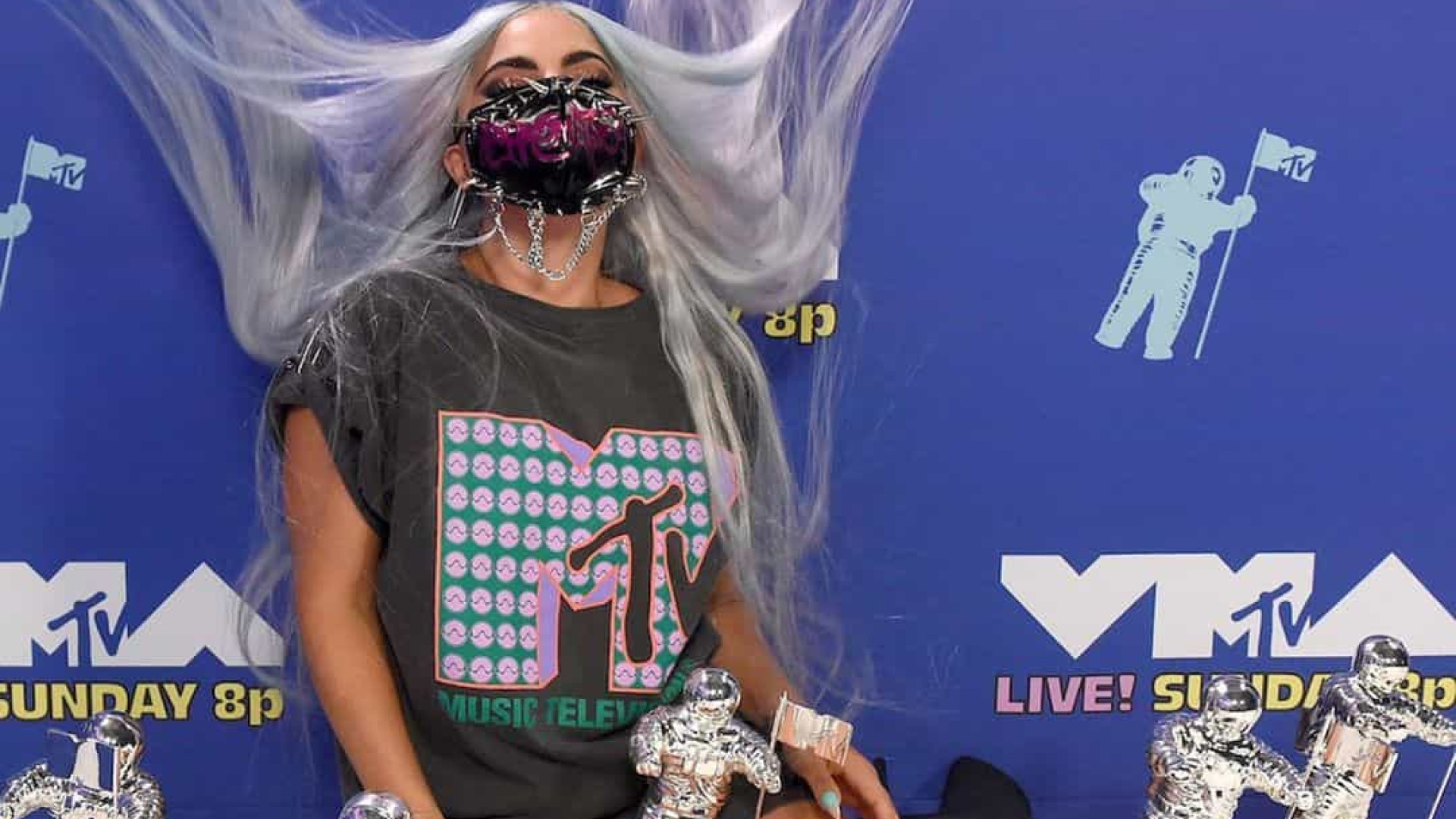 Lady Gaga arrecada 5 prêmios MTV VMAs incluindo Artista do Ano